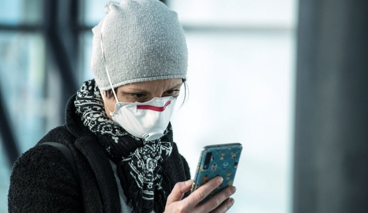 Bez zakrytých úst a nosu ani nevycházejte. Vláda schválila další opatření
