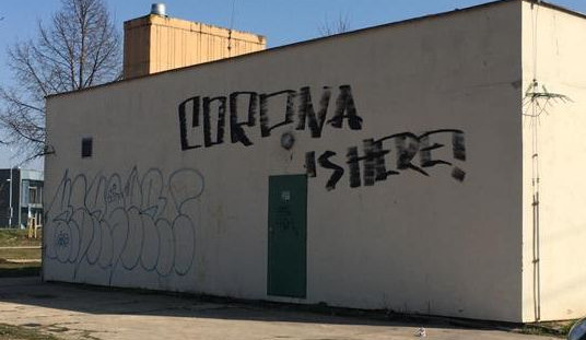 Dvacetiletý mladík oznámil Brnu, že je tu koronavirus