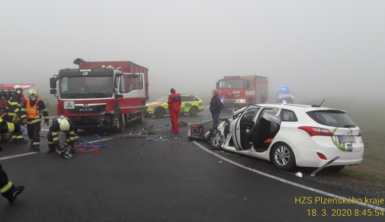 Na obchvatu Rokycan se střetla v mlze dvě vozidla