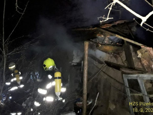 Při požáru starého rodinného domu se zranil jeden muž