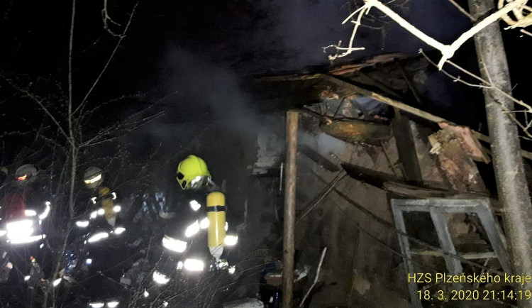 Hasiči likvidují požár domu v Neurazech na Klatovsku