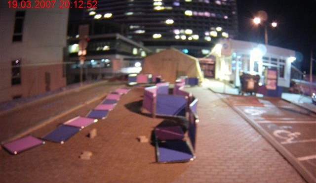 VIDEO: Mladík demoloval zábrany u testovacího stanu a zmlátil svědka, který ho napomenul. Koronavirus je jen silnější chřipka, hájil se