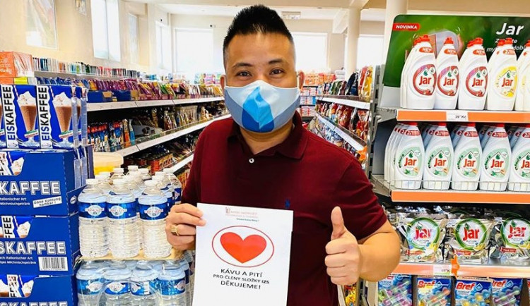 Občerstvení pro záchranné složky zdarma. Vietnamští prodavači vyjadřují svou podporu