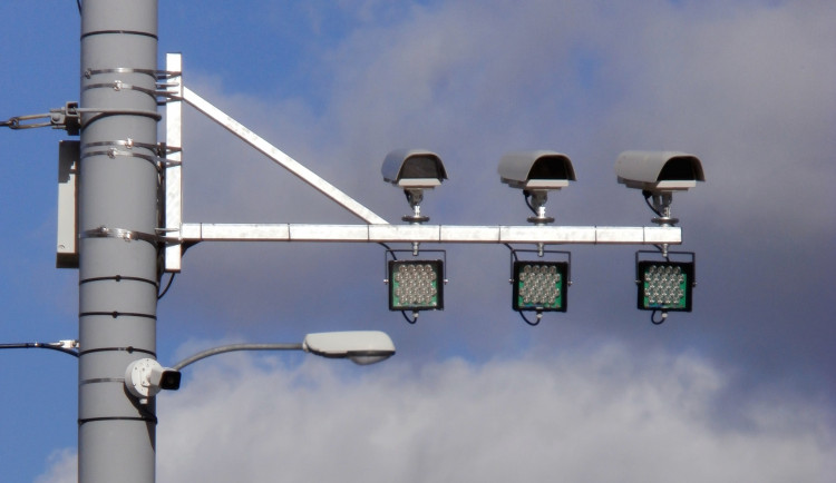 Tyto kamery teď sledují zda řidiči nejezdí po křižovatce ulic Karlovarská x Bolevecká na červenou