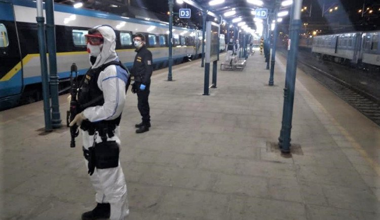 Policejní těžkooděnci v kombinézách zasahovali na plzeňském nádraží