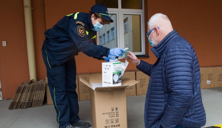 FOTO: Na jižní Moravu dorazilo 50 tisíc respirátorů typu FFP2. Kraj je distribuuje na potřebná místa