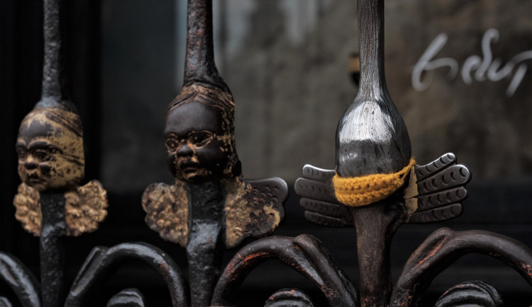 Slavný andělíček Ošahánek na mříži chrámu sv. Bartoloměje v Plzni dostal symbolickou pletenou roušku