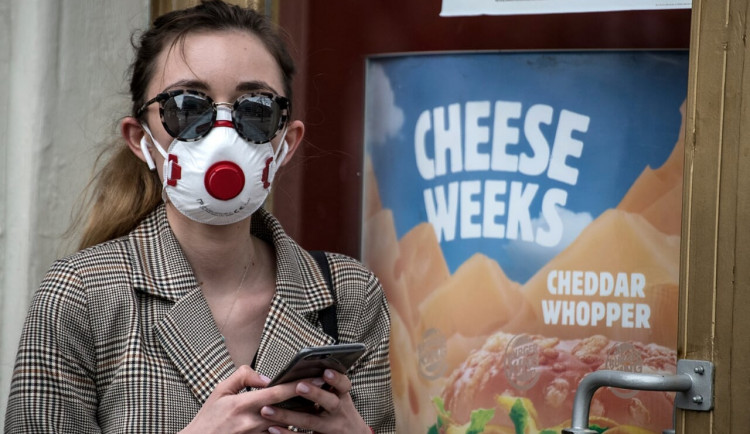 Vláda schválila kurzarbeit, prodloužila také omezení volného pohybu do začátku dubna