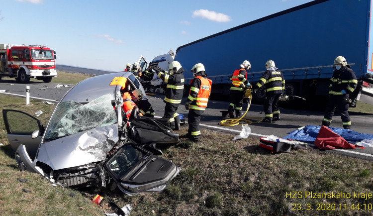 Při nehodě na Domažlicku se srazil osobák s náklaďákem