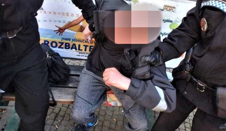 Zásah strážníků městské policie na Americké třídě proti muži bez roušky