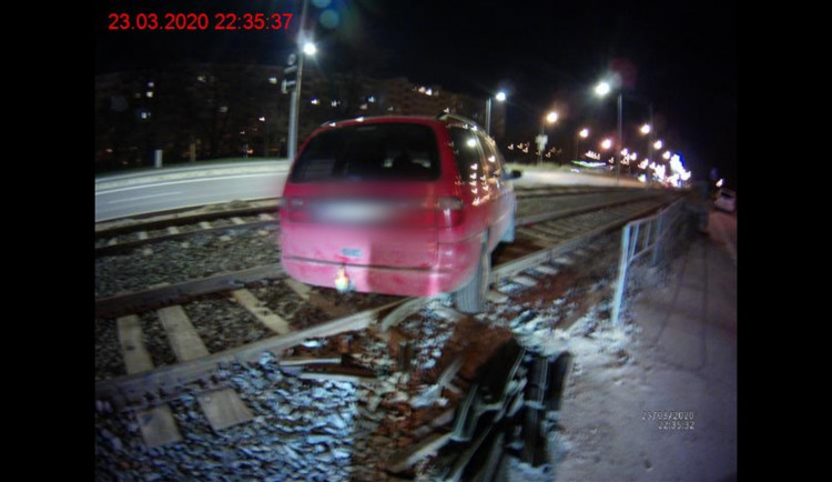 FOTO: Opilý řidič poslal na Konopné v Brně auto mezi koleje. Nemohl vyjet, tak zamkl a šel domů
