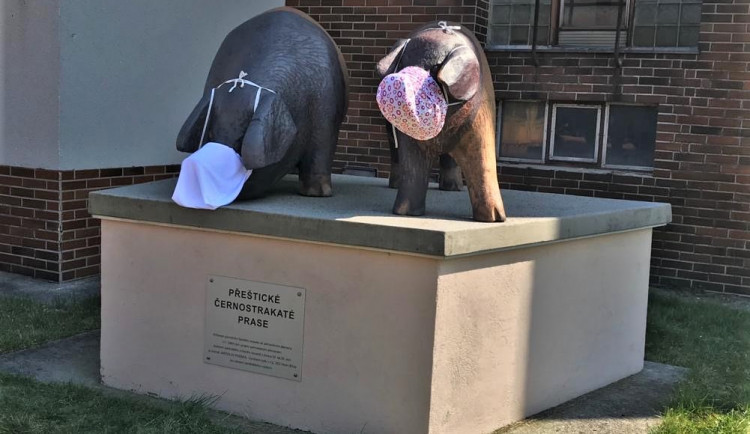 Slavné sousoší přeštických prasátek má také roušky na ochranu před koronavirem 