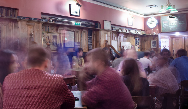 Další (ne)zavřená hospoda. Policisté nachytali ve Vyškově otevřený podnik, kde popíjeli štamgasti