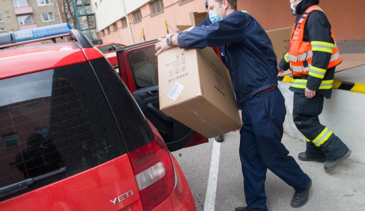 Kraj rozdá 20 tisíc roušek a respirátorů řidičům autobusů