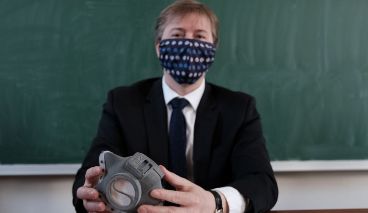 Děkan Zdeněk Peroutka představuje nový respirátor