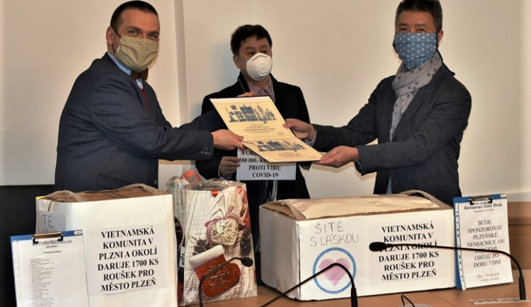 Primátor Plzně Martin Baxa přebírá dar od vietnamských občanů