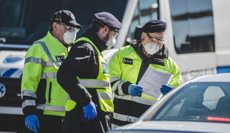 Policisté na hranici kontrolují automobil s pendlery na cestě do práce