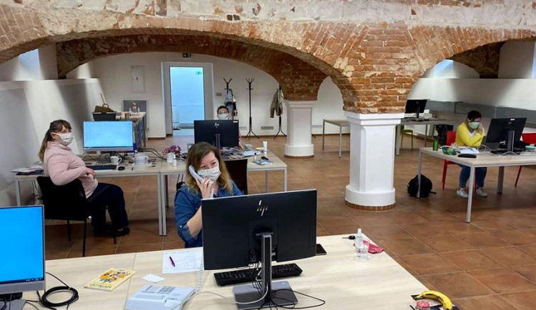 Kontaktní centrum zřízen městem Plzeň vyřizuje požadavky seniorů i osob v nouzi