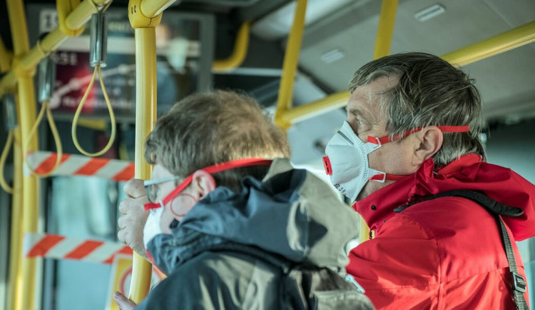 Kraj chrání řidiče veřejné dopravy a vyzývá dobrovolníky, ať nepřestávají šít roušky