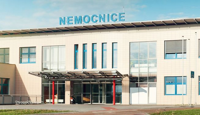 Domažlická nemocnice omezuje provoz chirurgie, ležel tam pacient s COVID-19