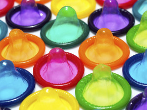 Zlodějský páreček si nakradl pořádnou zásobu prezervativů