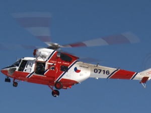 Mladý řidič BMW narazil do stromu, vrtulník ho transportoval s těžkým zraněním