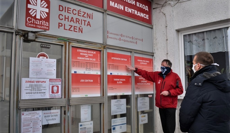 Ředitel Jiří Lodr seznamuje primátora Plzně se situací v Diecézní charitě Plzeň  