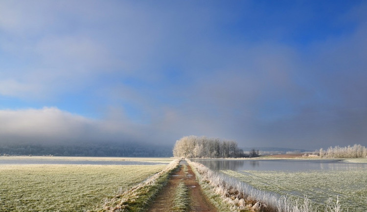 POČASÍ NA PONDĚLÍ: Teple se oblečte, dneska pořádně přituhne