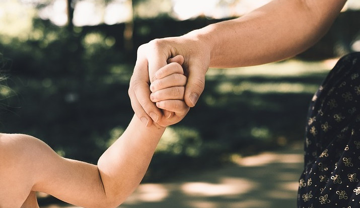 Matku nepustili do nemocnice navštívit sedmiletou dceru. Nemocnice přitom porušila zákon