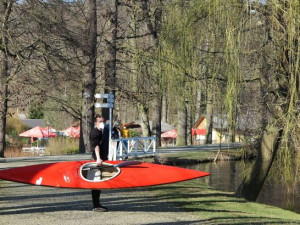Vyčerpávající akce, zraněného kačera proháněl záchranář na kajaku po celém rybníku