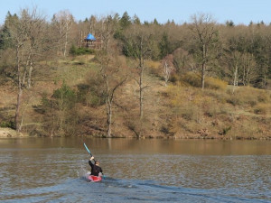 Vyčerpávající akce, zraněného kačera proháněl záchranář na kajaku po celém rybníku