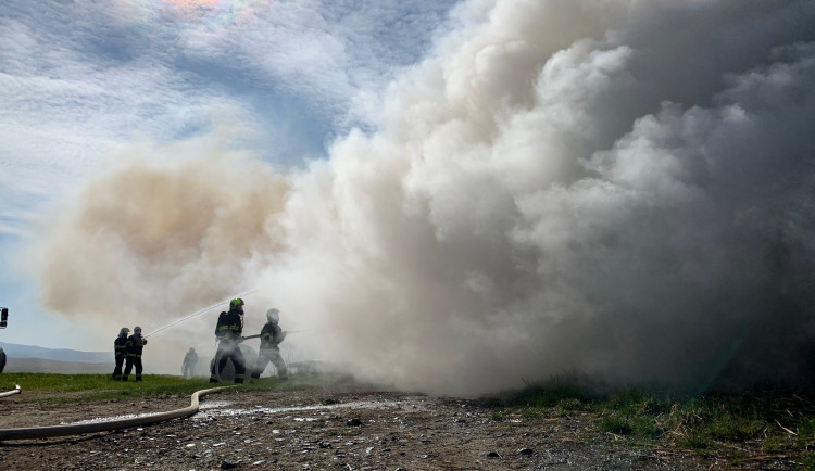 Hasiči bojují s požárem stohu na Domažlicku