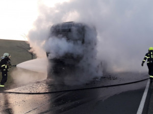 Hasiči likvidují požár tahače