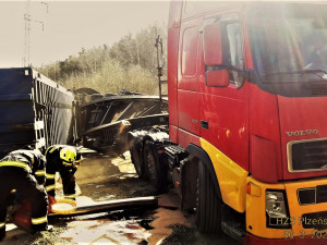 Požár tahače a převrácený návěs se štěrkem, hasiči na Plzeňsku měli plné ruce práce