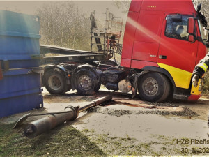 Požár tahače a převrácený návěs se štěrkem, hasiči na Plzeňsku měli plné ruce práce