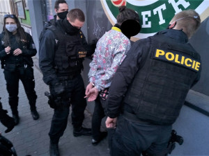 Po plzeňském nákupním centru se procházel cizinec se zbraní, policisté ho rychle zadrželi