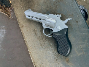 Po plzeňském nákupním centru se procházel cizinec se zbraní, policisté ho rychle zadrželi