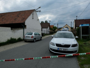 Policisté na místě činu v obci Zdemyslice