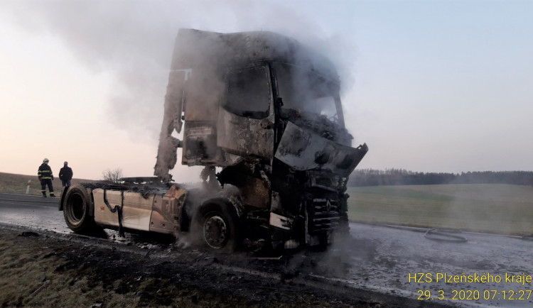 Požár tahače a převrácený návěs se štěrkem, hasiči na Plzeňsku měli plné ruce práce