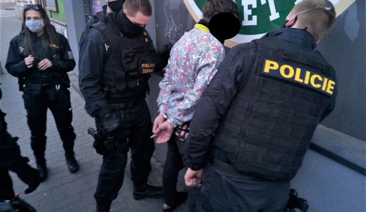 Policisté nakonec zadrželi hledaného muže v centru Plzně