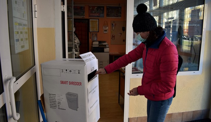 Rodiče budoucích prvňáčků přicházeli k zápisům bez dětí, přihlášky vhazovali do boxu