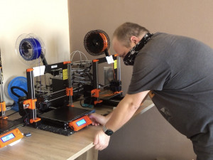 Univerzita spustila velkovýrobu ochranných štítů 3D tiskem, připojují se další dobrovolníci