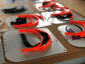 Univerzita spustila velkovýrobu ochranných štítů 3D tiskem, připojují se další dobrovolníci