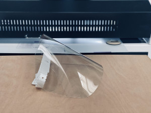 Univerzita spustila velkovýrobu ochranných štítů 3D tiskem, připojují se další dobrovolníci