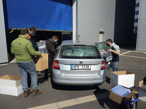 Univerzita spustila velkovýrobu ochranných štítů 3D tiskem, připojují se další dobrovolníci