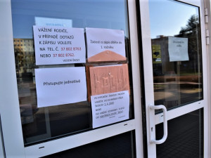 Rodiče budoucích prvňáčků přicházeli k zápisům bez dětí, přihlášky vhazovali do boxu