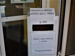 Rodiče budoucích prvňáčků přicházeli k zápisům bez dětí, přihlášky vhazovali do boxu