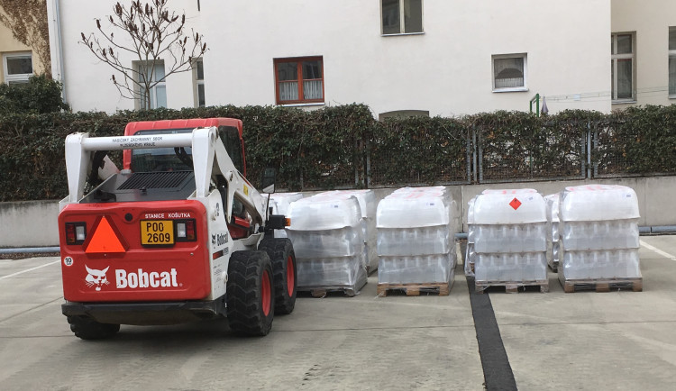 Dodávka dezinfekce právě dorazila na dvůr Krajského úřadu Plzeňského kraje