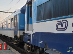 V kabině strojvedoucího lokomotivy vypukl požár, zasahovaly čtyři jednotky hasičů