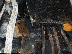 V kabině strojvedoucího lokomotivy vypukl požár, zasahovaly čtyři jednotky hasičů